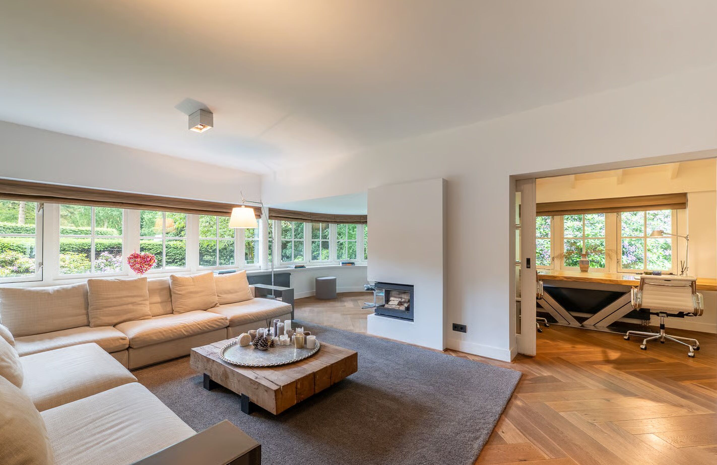 De woonkamer van de villa in Laren