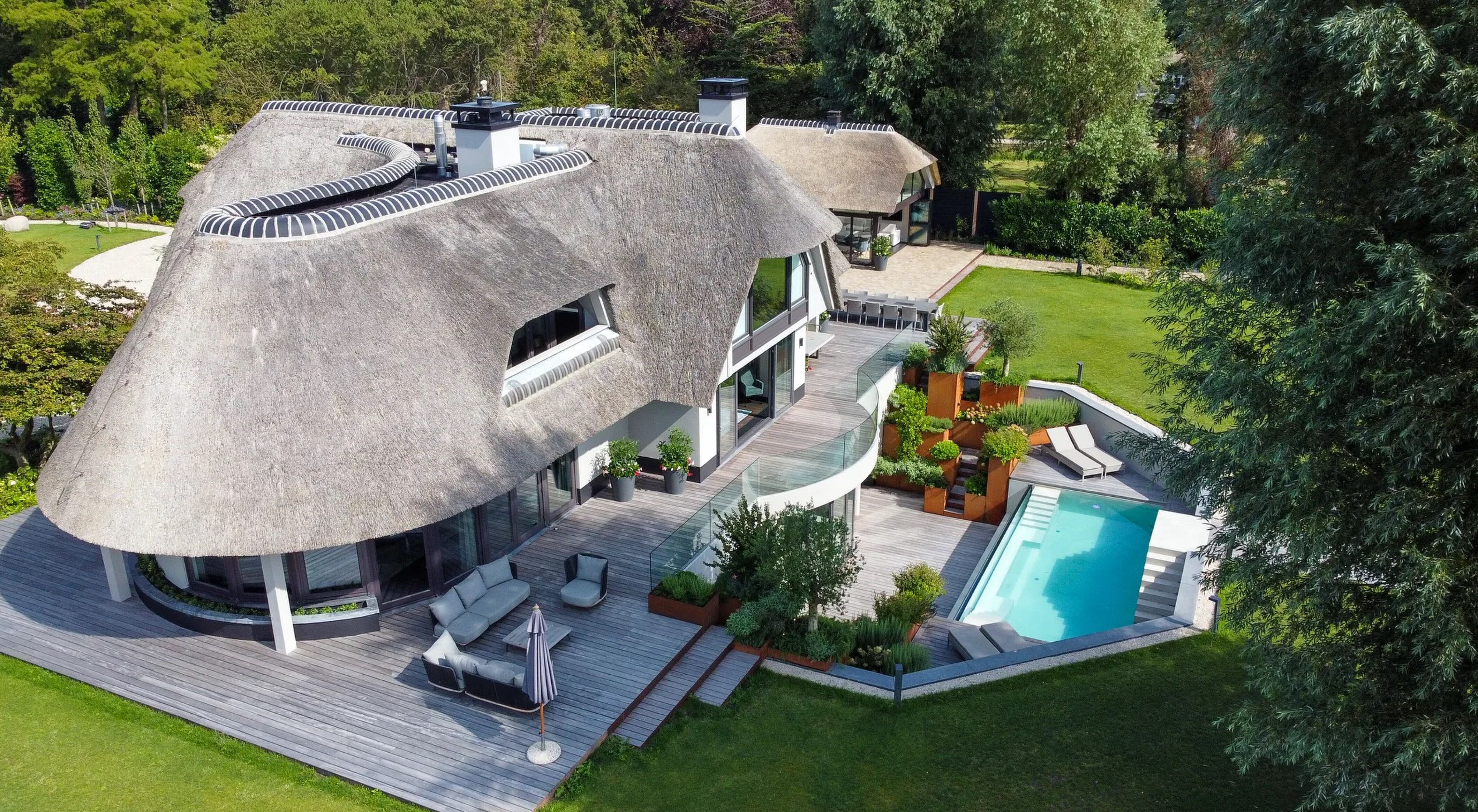 De zijkant van de villa van Joop Drechsel in Loosdrecht