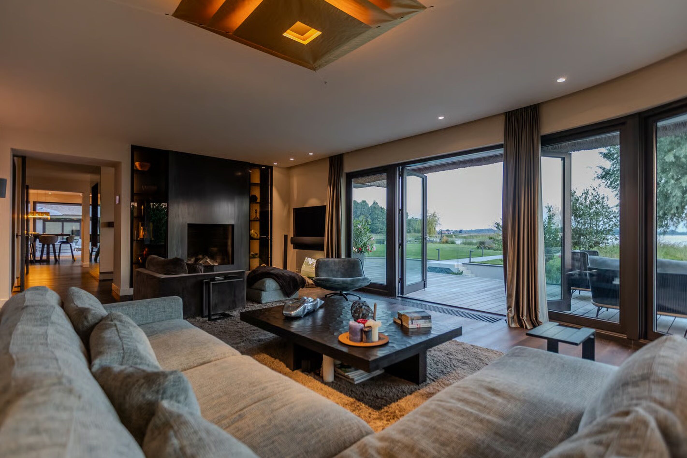 De woonkamer van de villa van Joop Drechsel in Loosdrecht