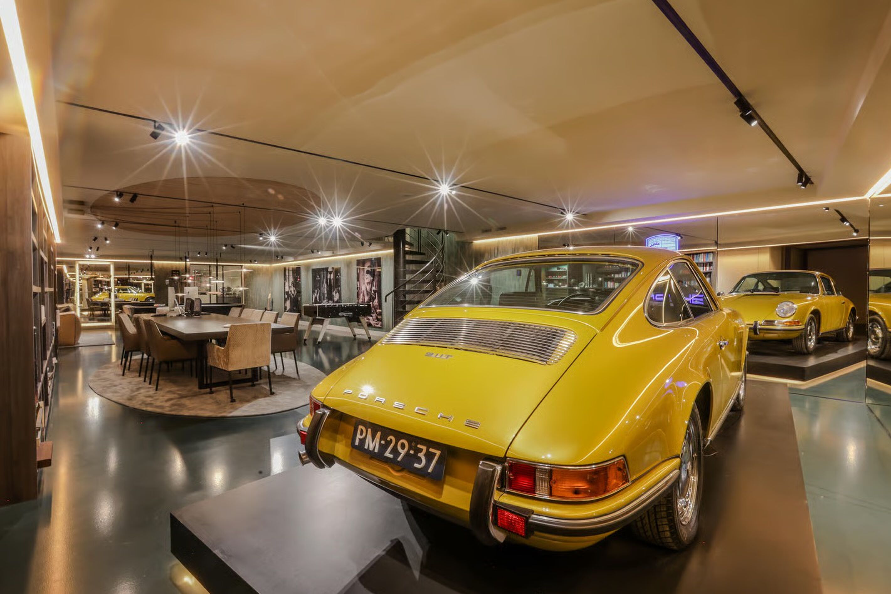 De garage met ruimte voor klassieke Porsches