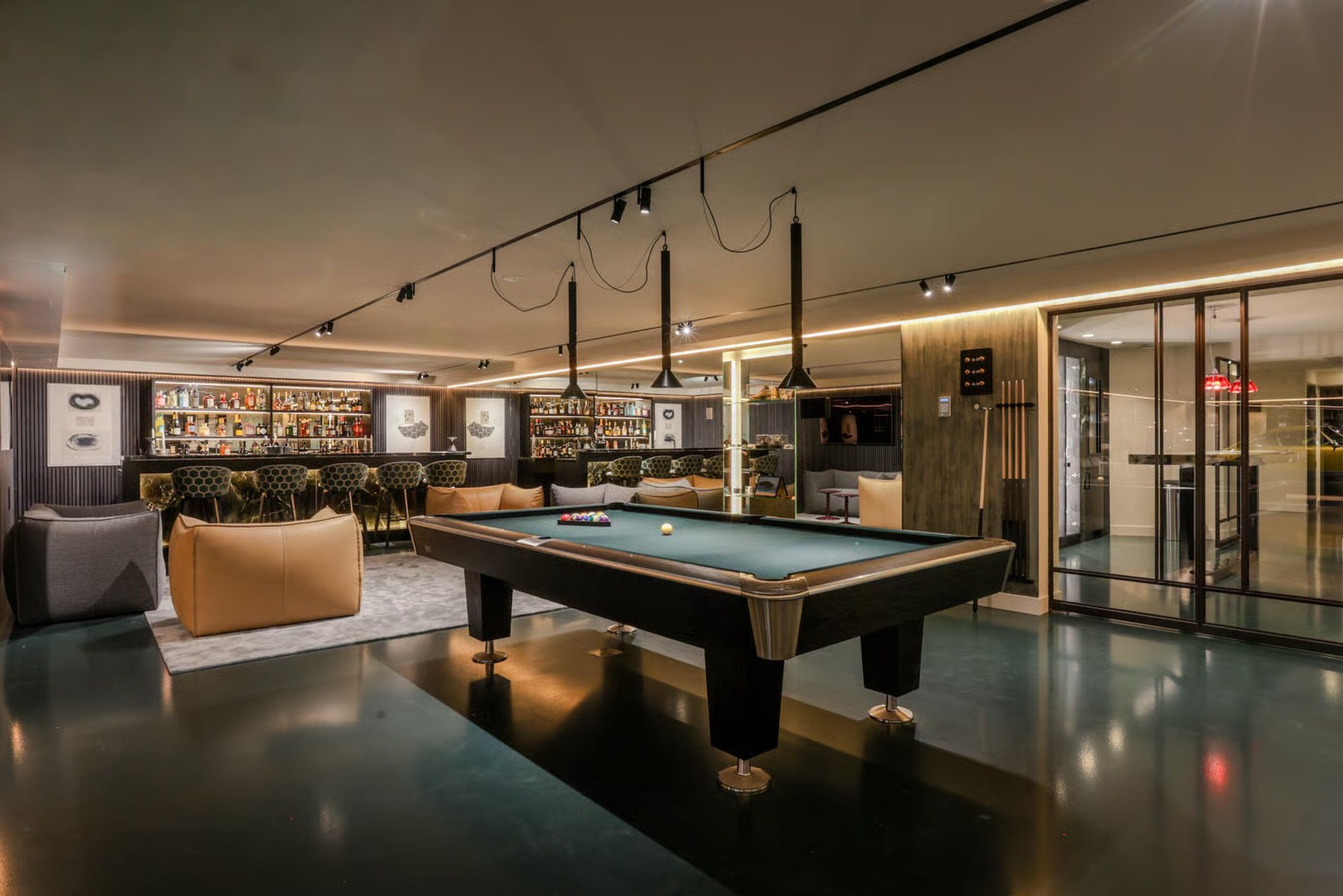 De bar met pooltafel in de villa van Joop Drechsel in Loosdrecht