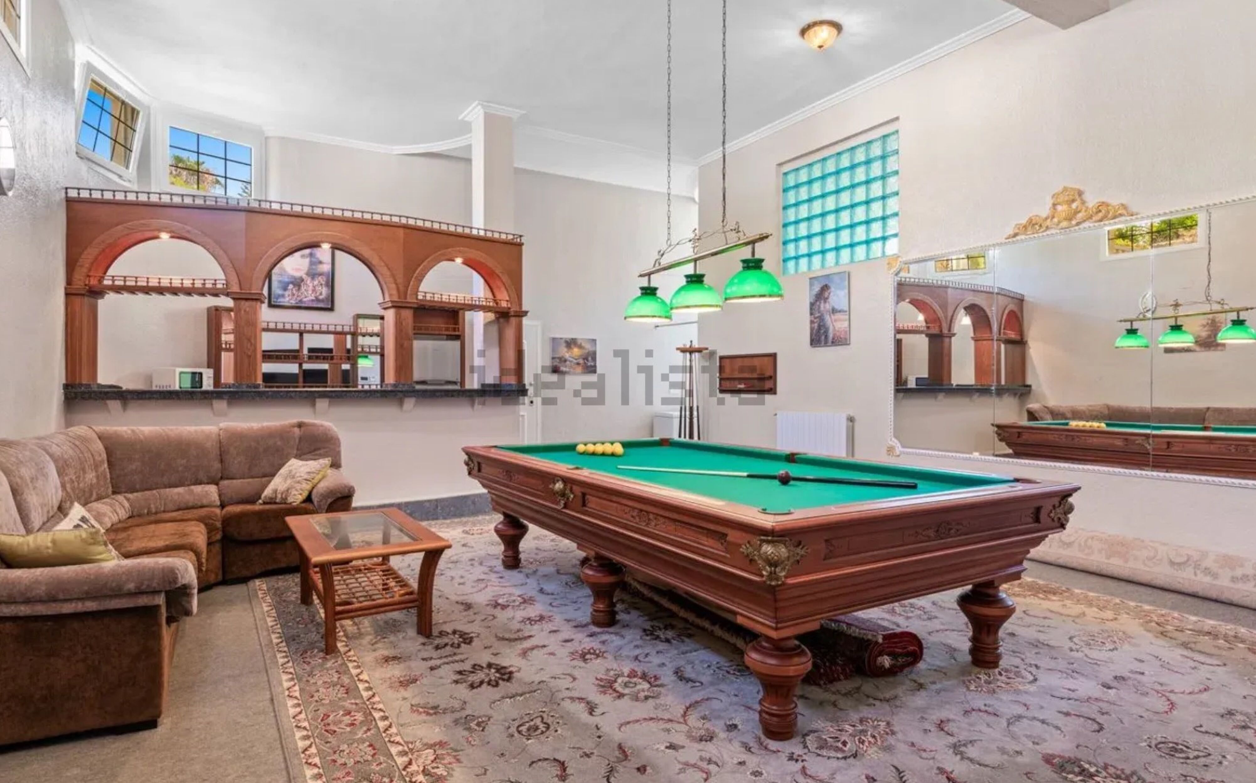 De kamer met pooltafel in de villa van Peter Gillis in Spanje