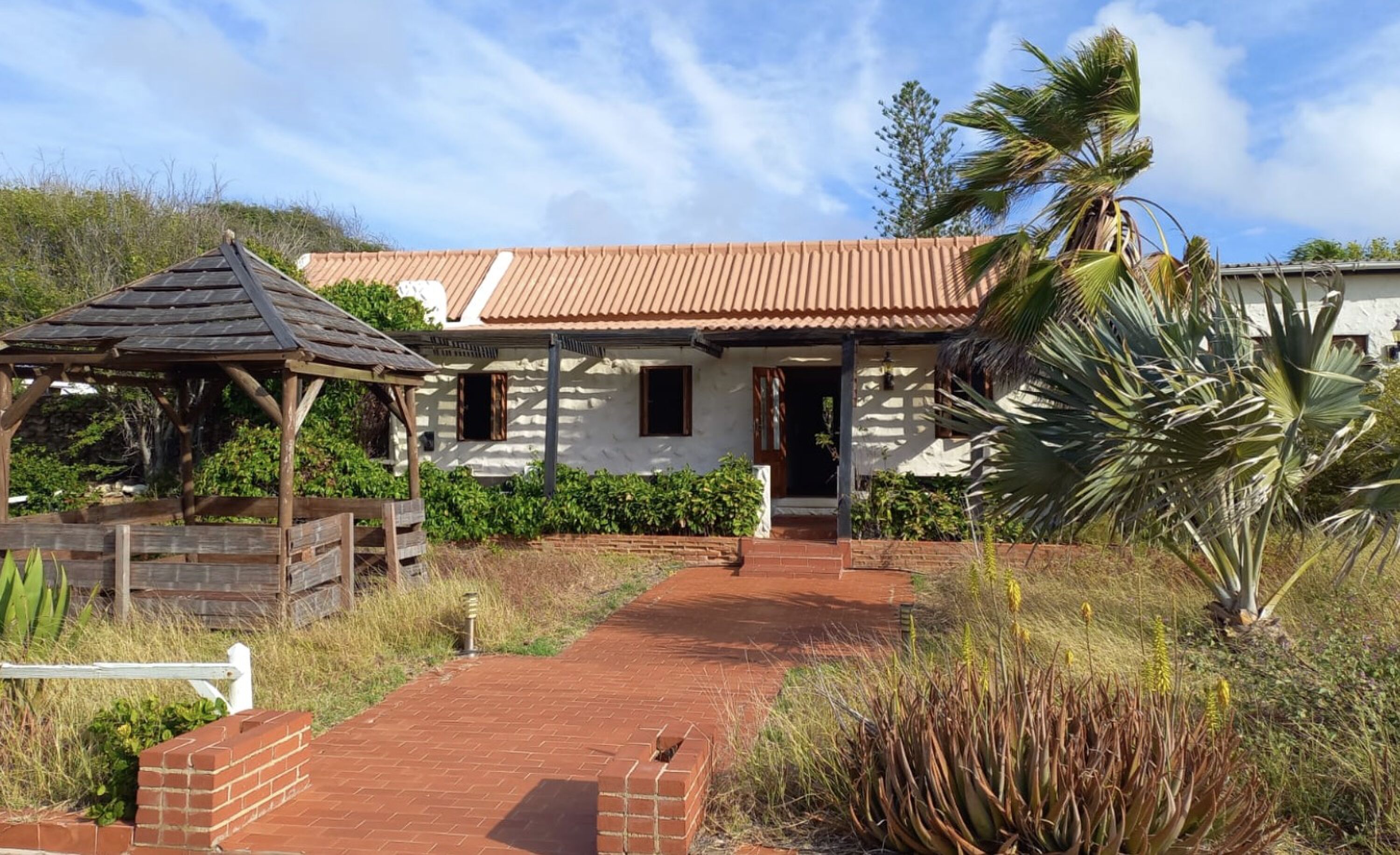 De voorzijde van de villa van Stanley Hillis op Aruba