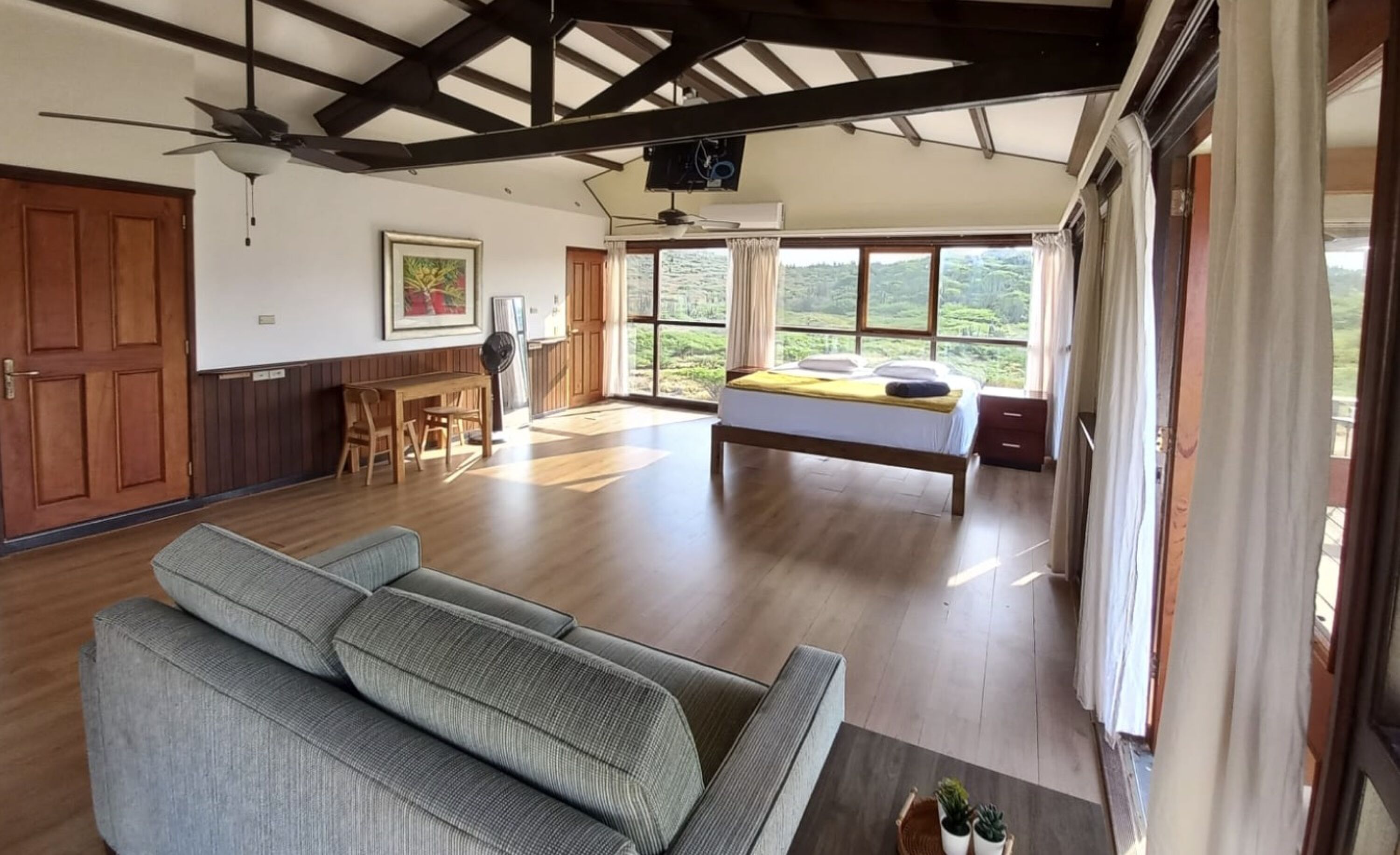 De woonkamer in de villa van Stanley Hillis op Aruba