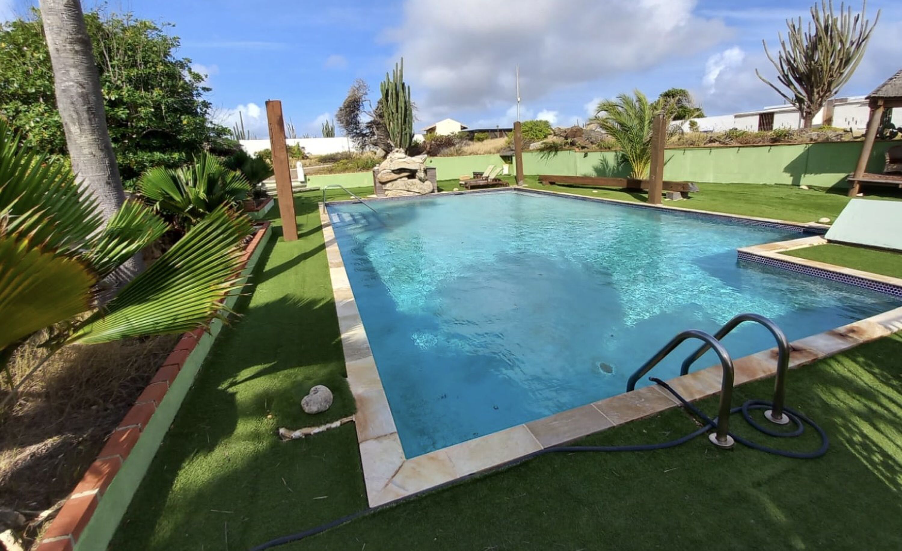 Het zwembad bij de villa van Stanley Hillis op Aruba