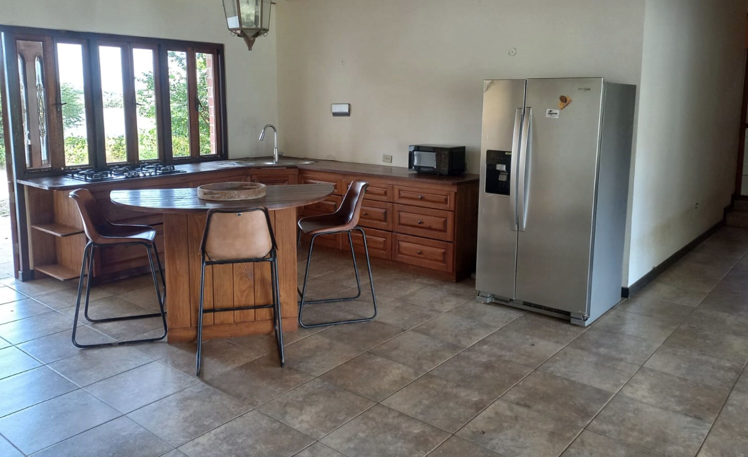 De keuken in de villa van Stanley Hillis op Aruba