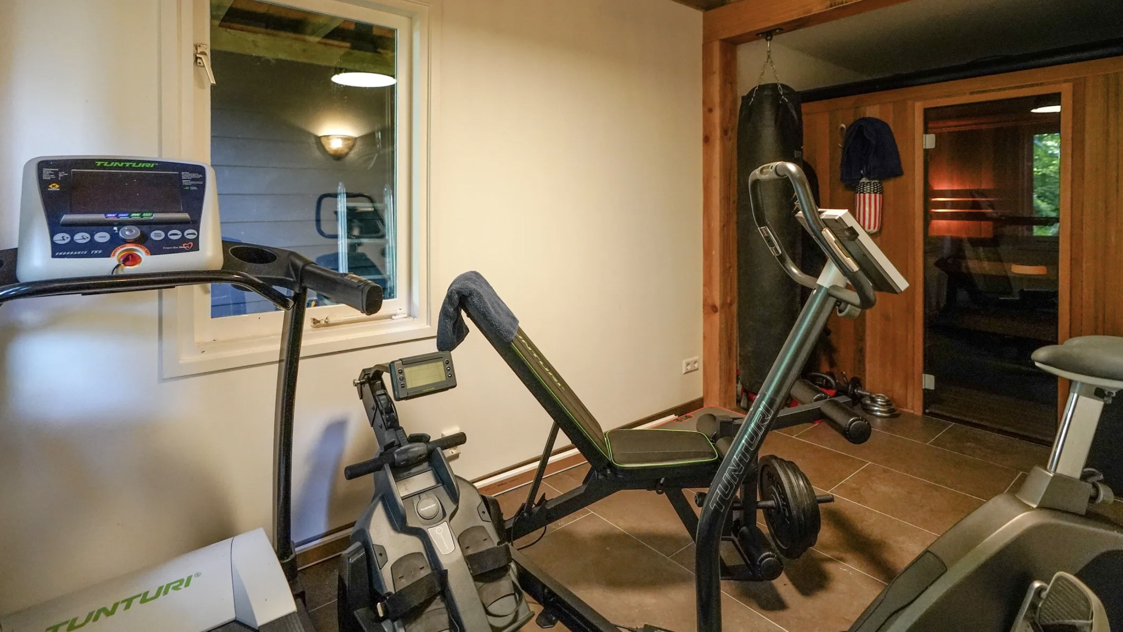 De thuisgym in de villa met privé-eiland in Warmond