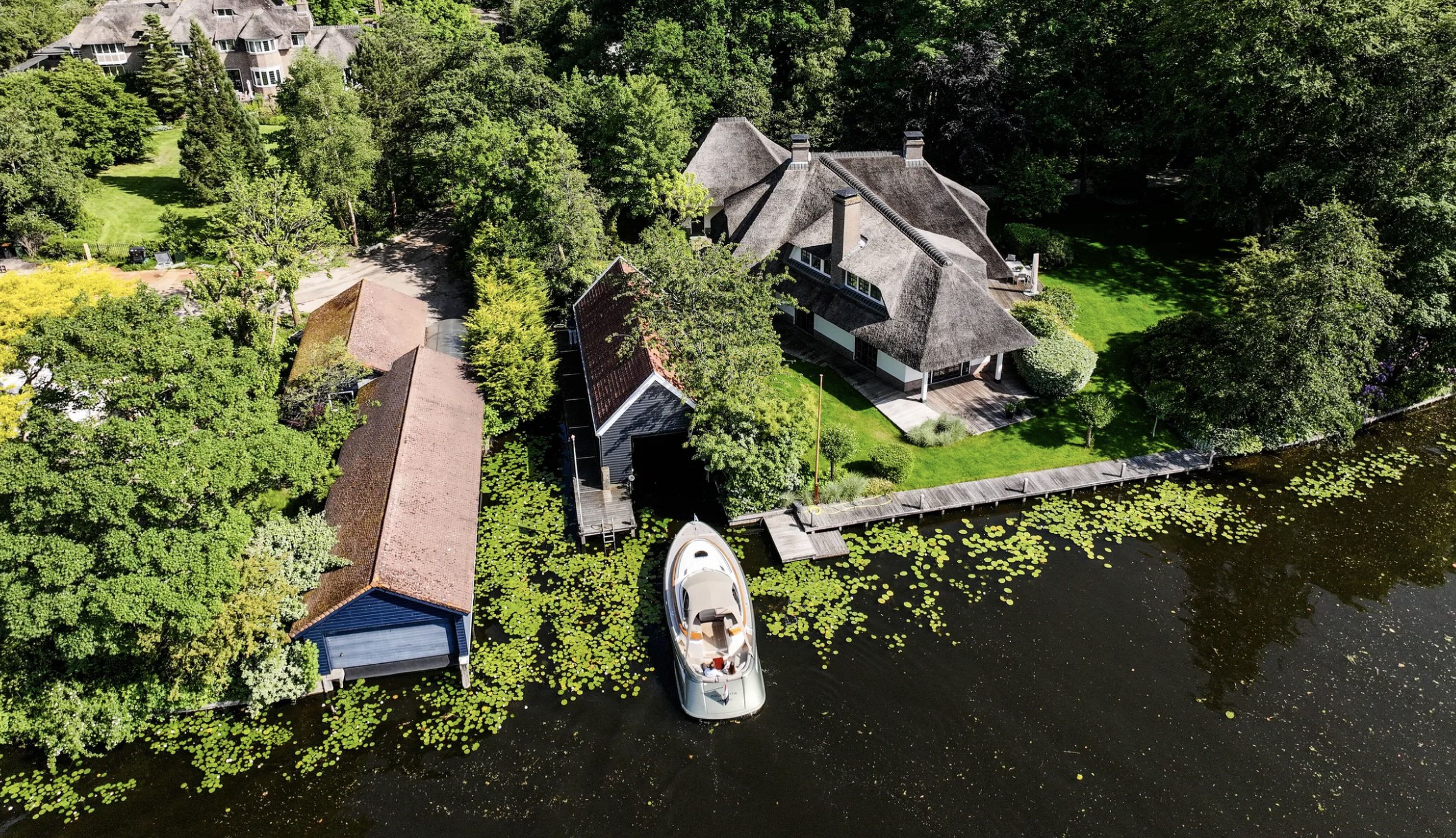 De villa met privé-eiland in Warmond van boven