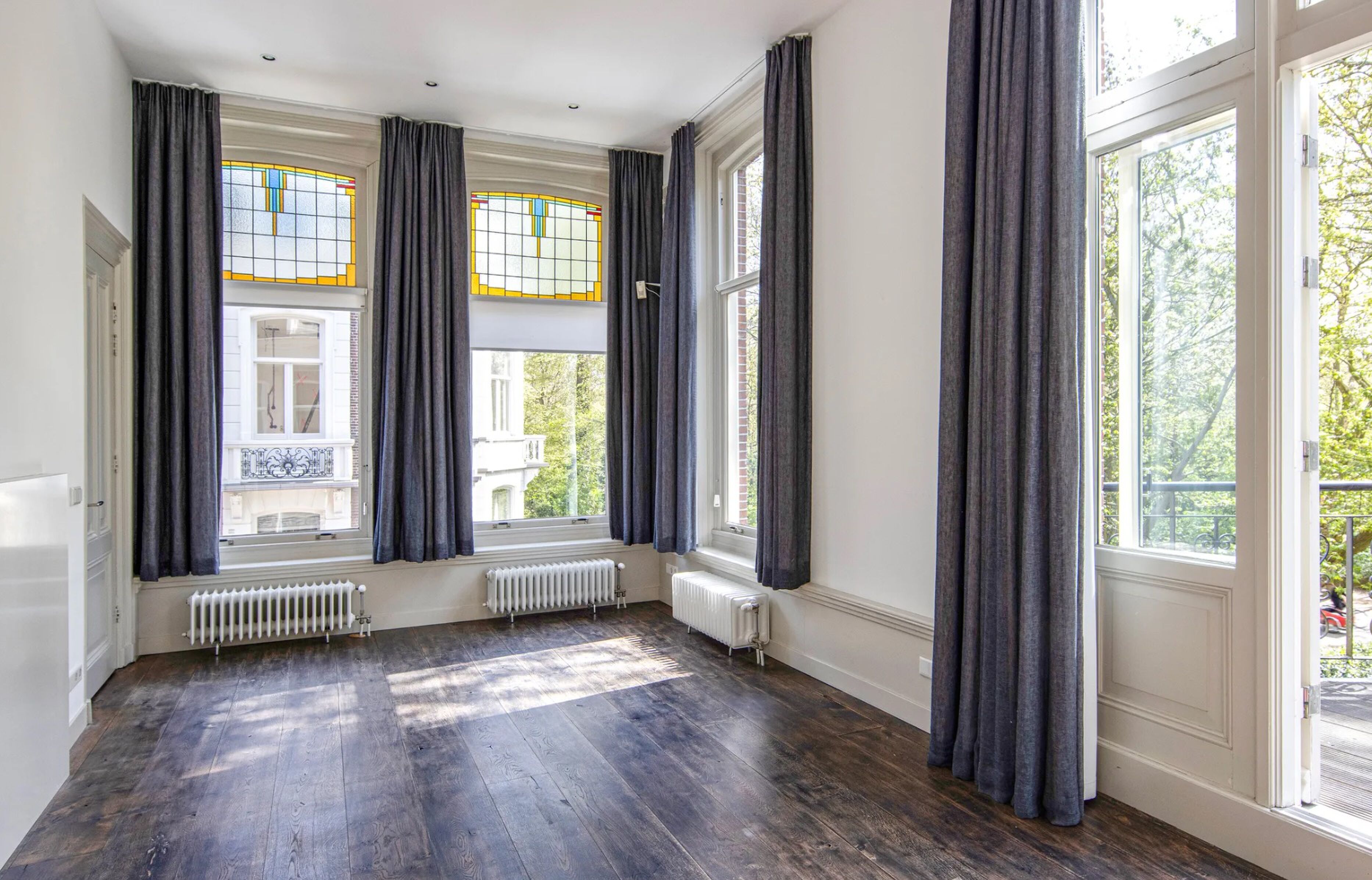 De woonkamer in het voormalige herenhuis van Youp van 't Hek in Amsterdam