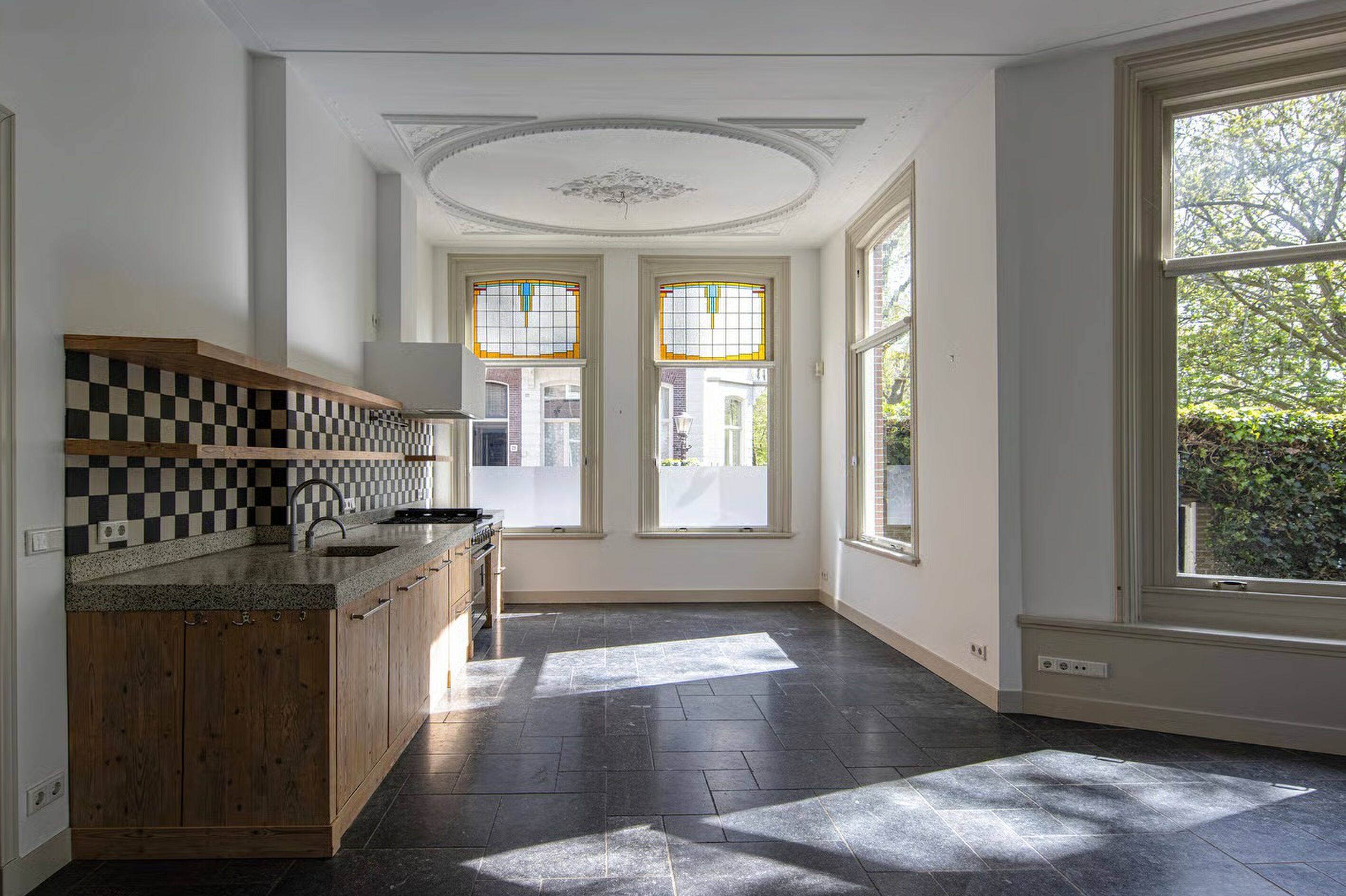 De keuken van het voormalige herenhuis van Youp van 't Hek in Amsterdam