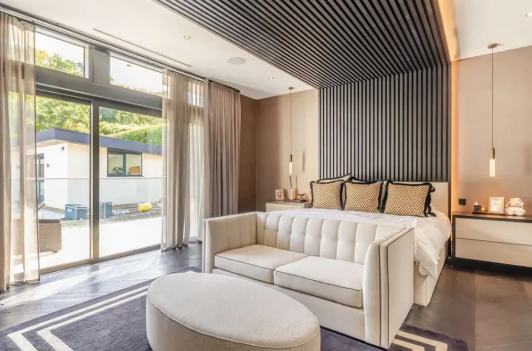De woonkamer in de woning van James Maddison