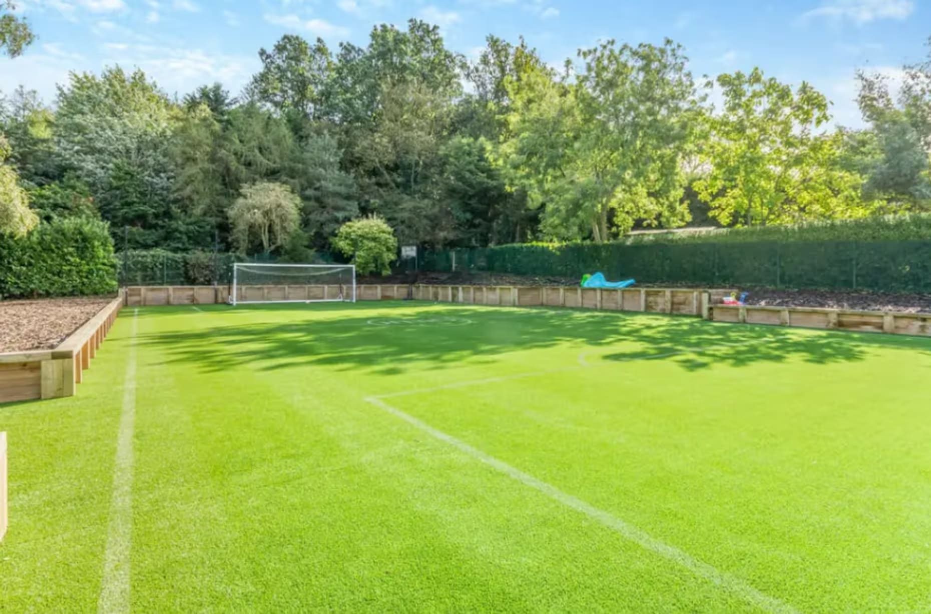 Het voetbalveld bij de woning van James Maddison