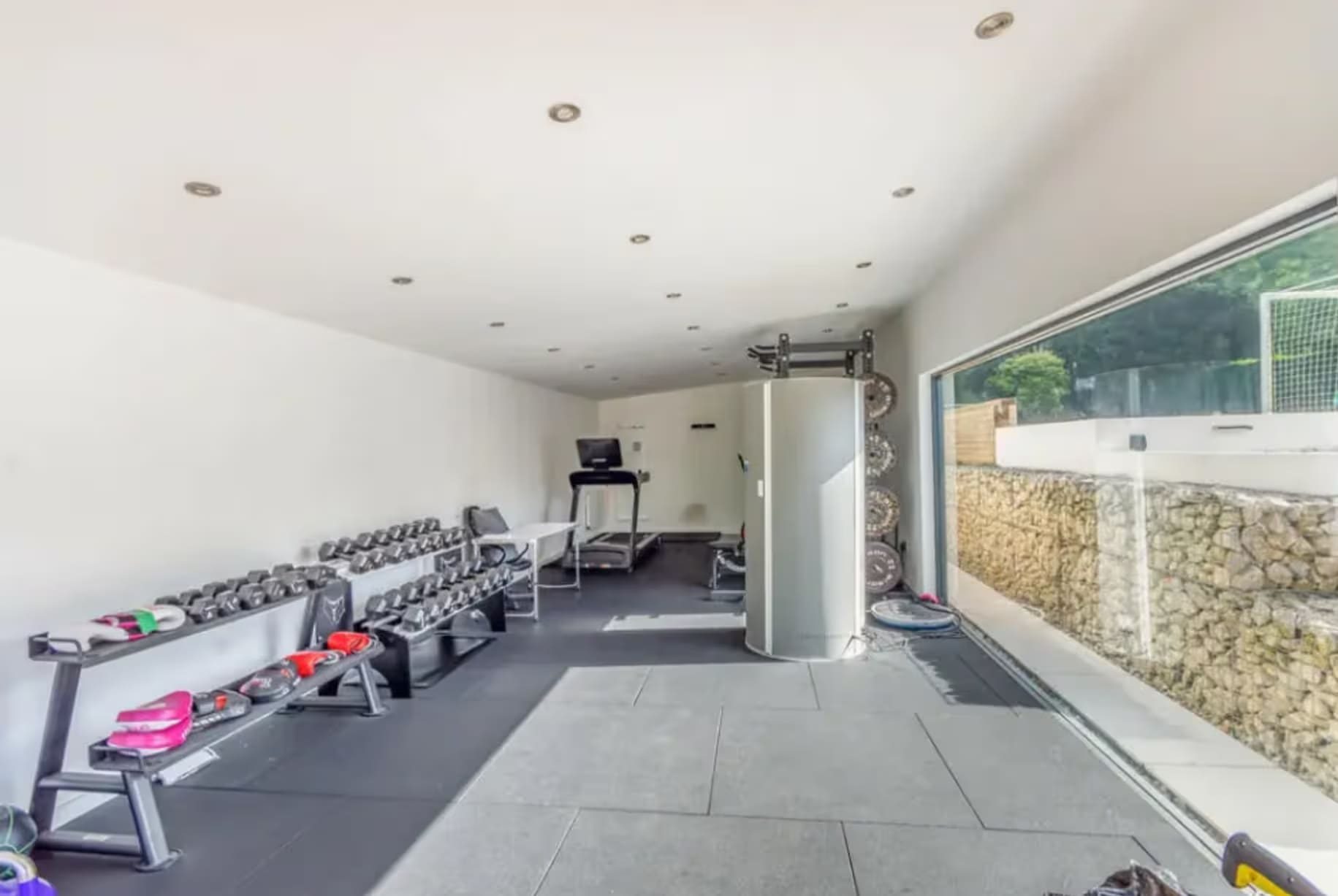 De sportschool in de woning van James Maddison