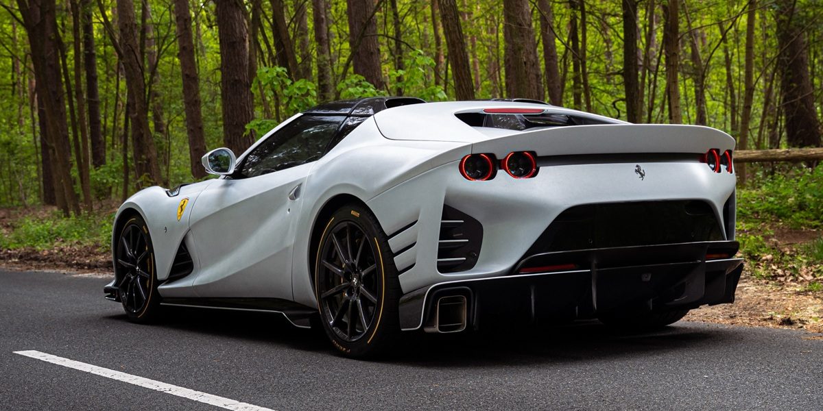 De achterzijde van de Ferrari 812 Competizione Aperta.