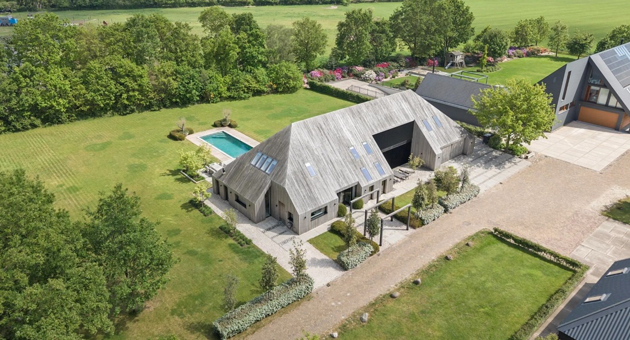 De buitenzijde van de Drentse villa