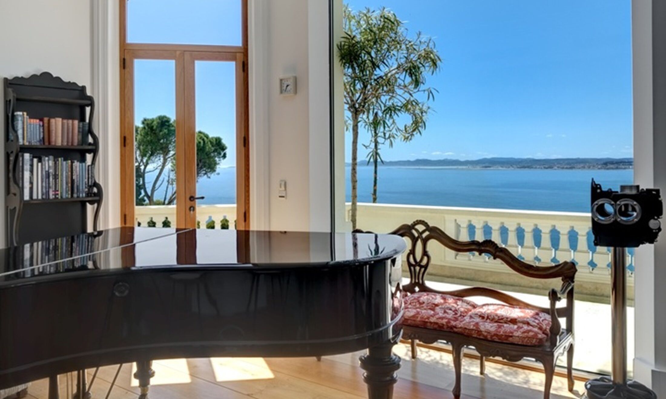 De living van de voormalige villa van Sean Connery