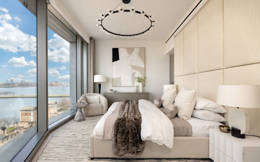 De masterbedroom met kamerhoge ramen