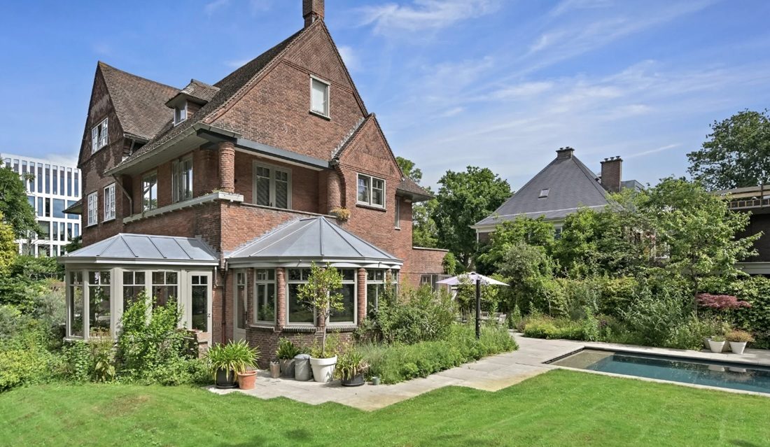 De buitenzijde van de villa in Den Haag