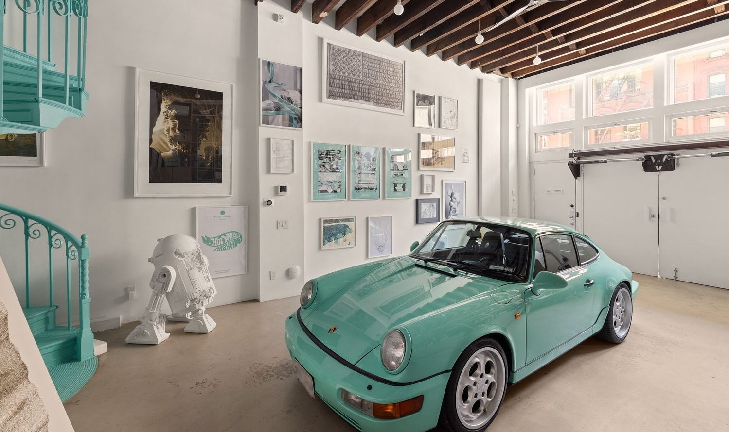 De garage in de brandweerkazerne van Daniel Arsham