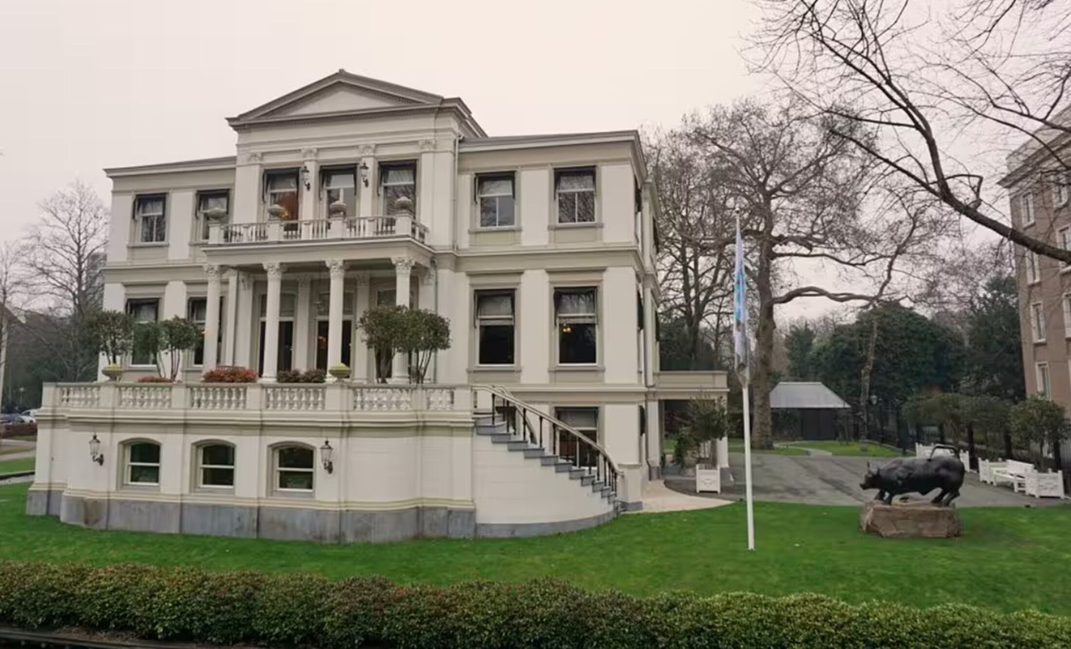 De voorzijde van de villa van Robin van Persie