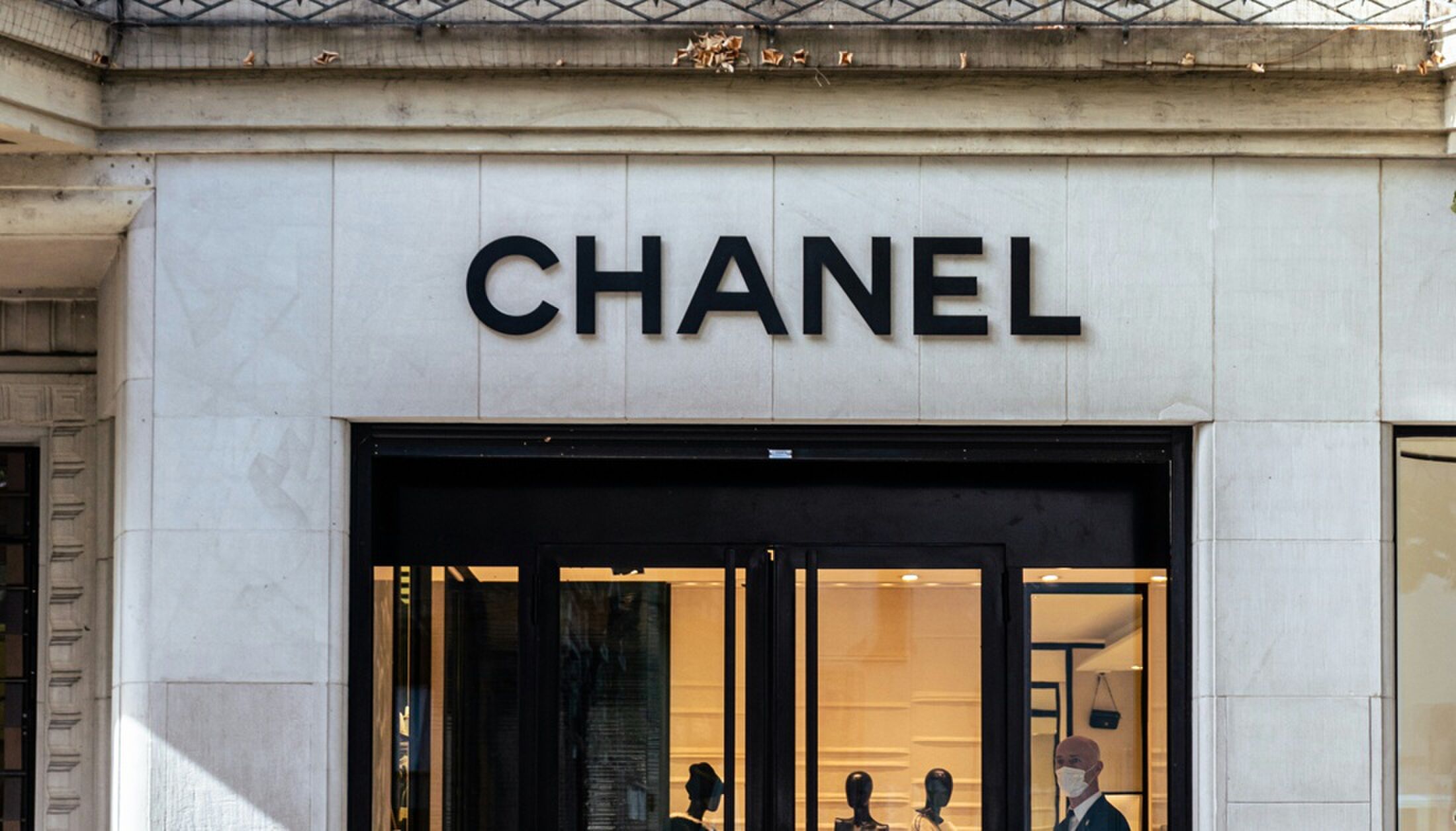 Een winkel van Chanel, gevestigd in een straat waar ook Bulgari mogelijk een winkel bezit