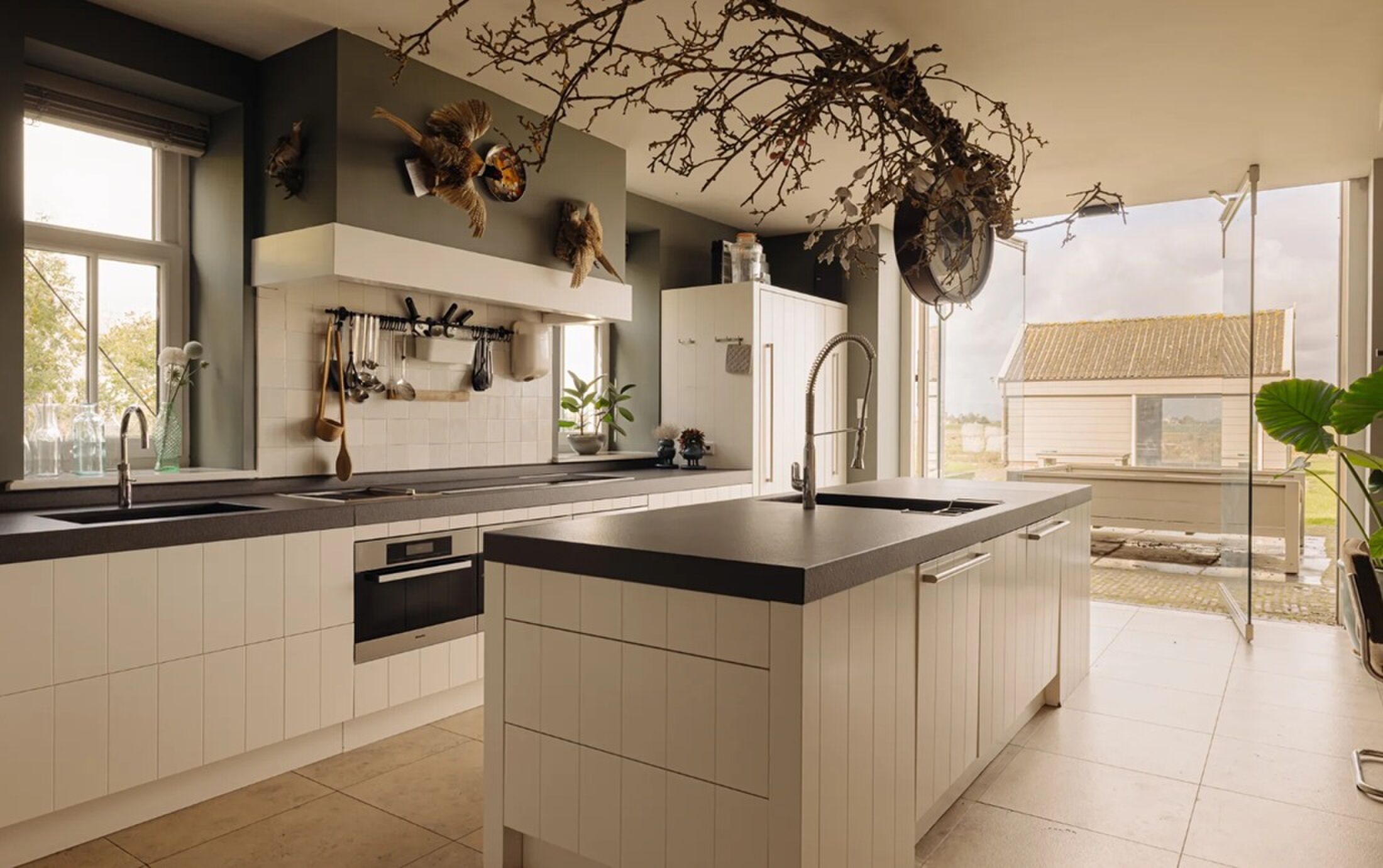 De keuken met toegang tot de tuin