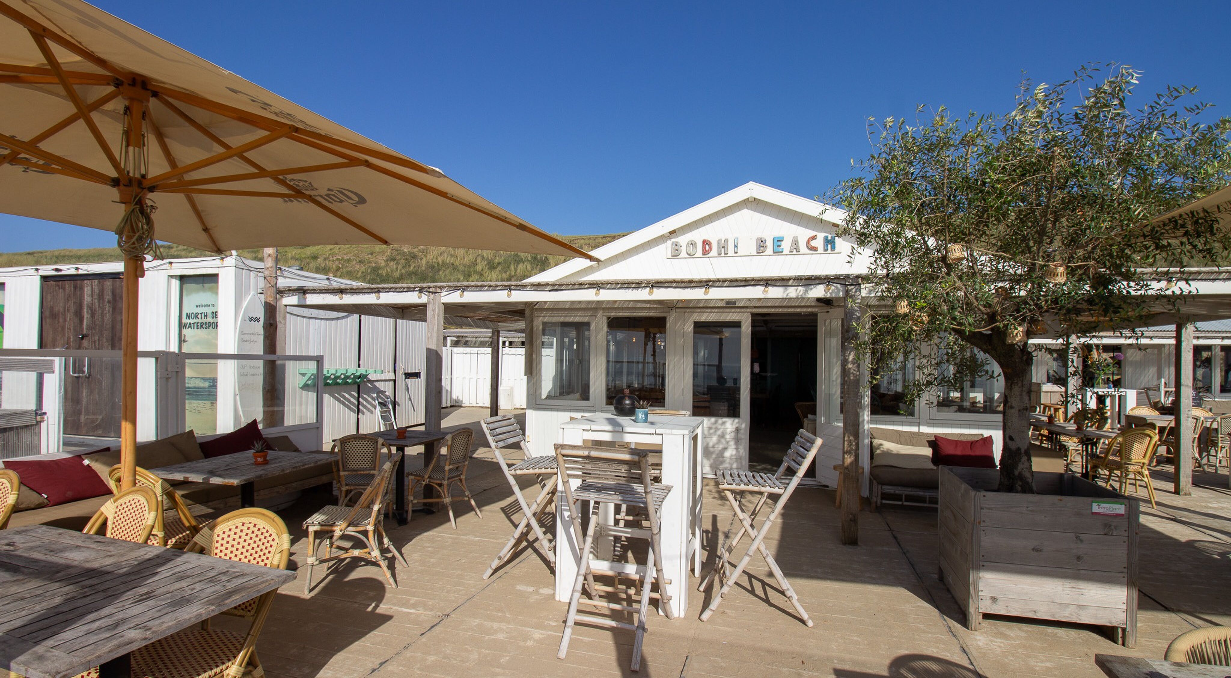 Eén van de te koop staande strandtenten in Zandvoort