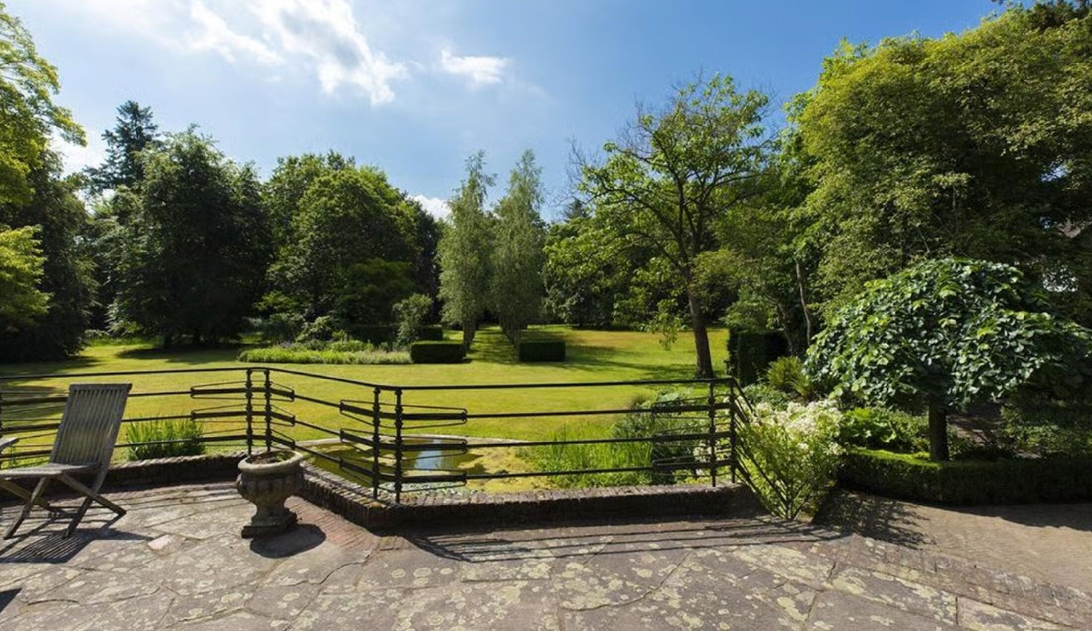 De omliggende tuin