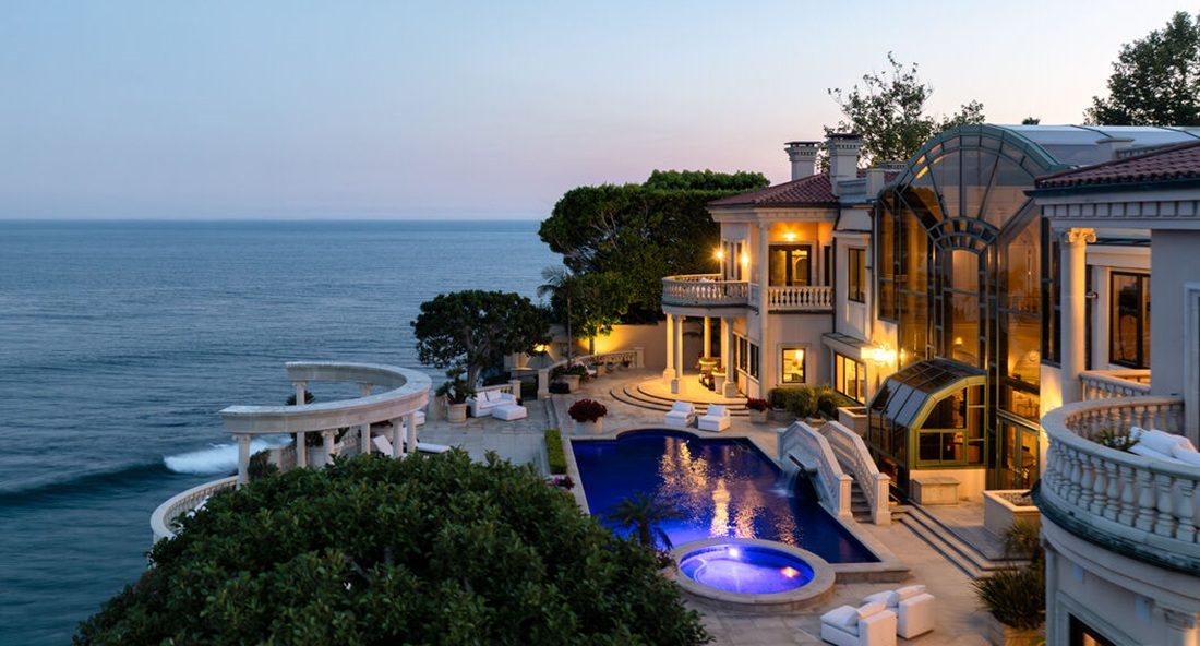 De tuin van de villa in Malibu