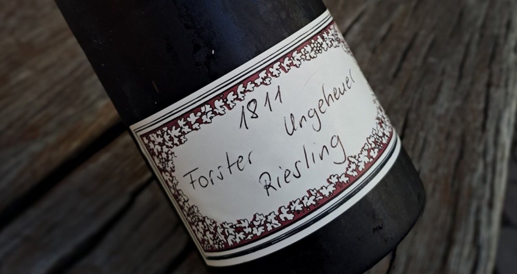 Het etiket van de Riesling-wijn die nu op een veiling staat