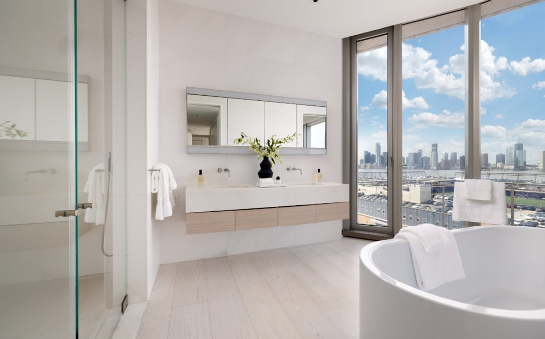 De badkamer met ligbad