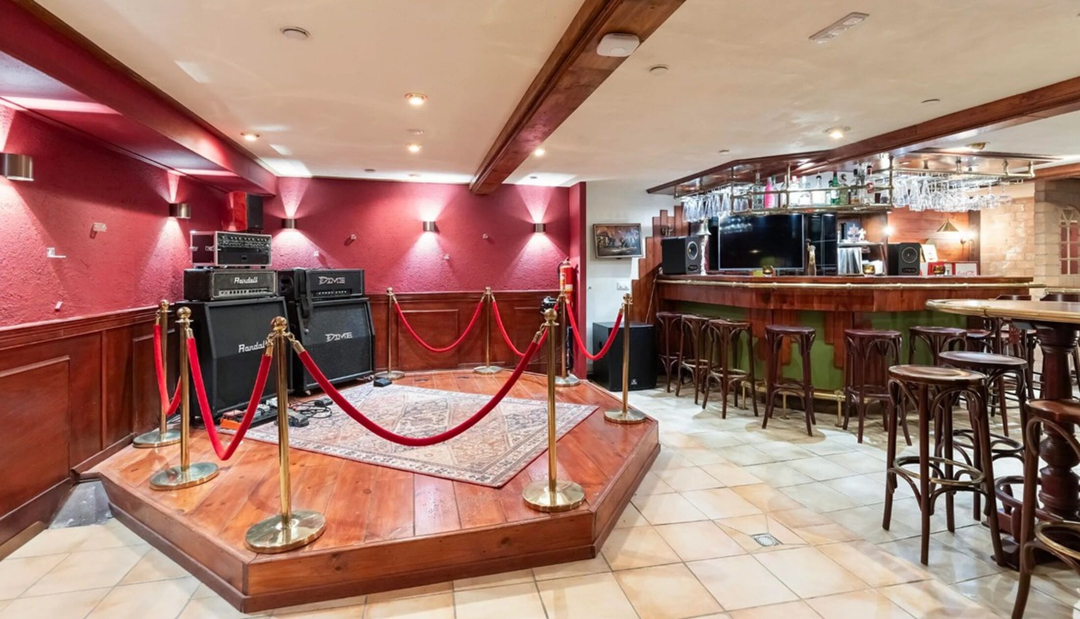 Het podium in de pub
