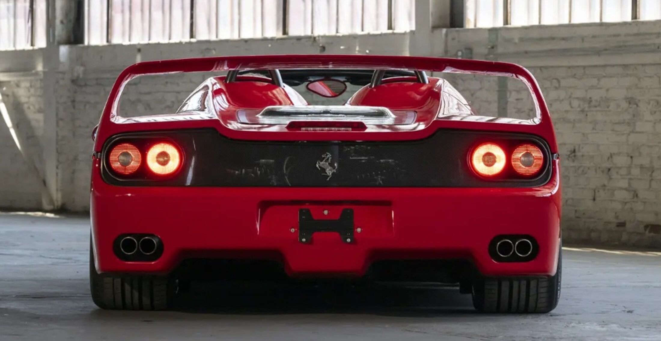 De achterkant van de Ferrari F50 van Mike Tyson