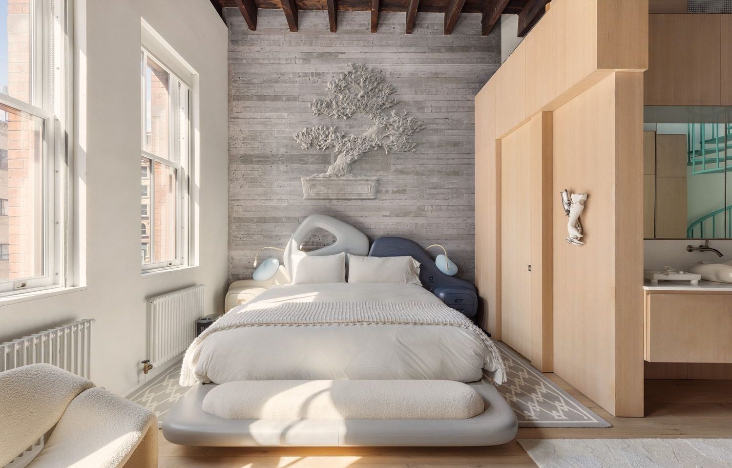 De slaapkamer in de brandweerkazerne van Daniel Arsham