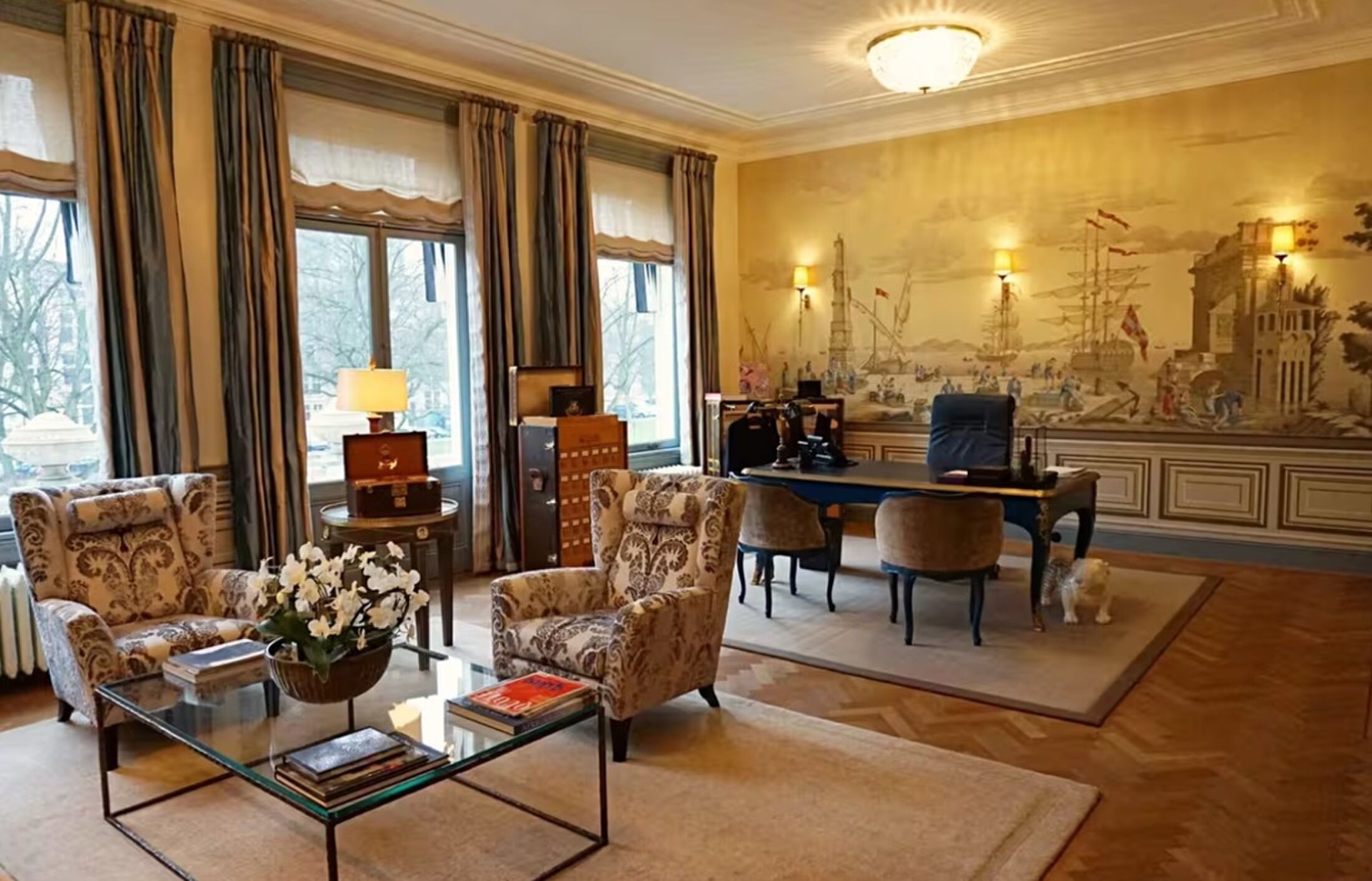 De living van de villa van Robin van Persie