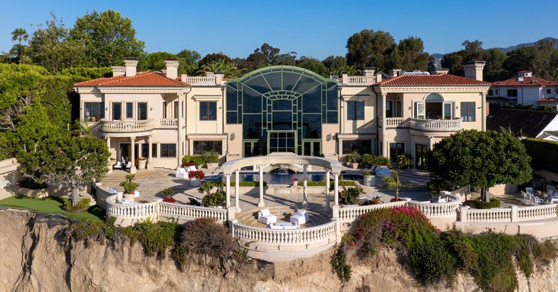 De achterzijde van de villa in Malibu