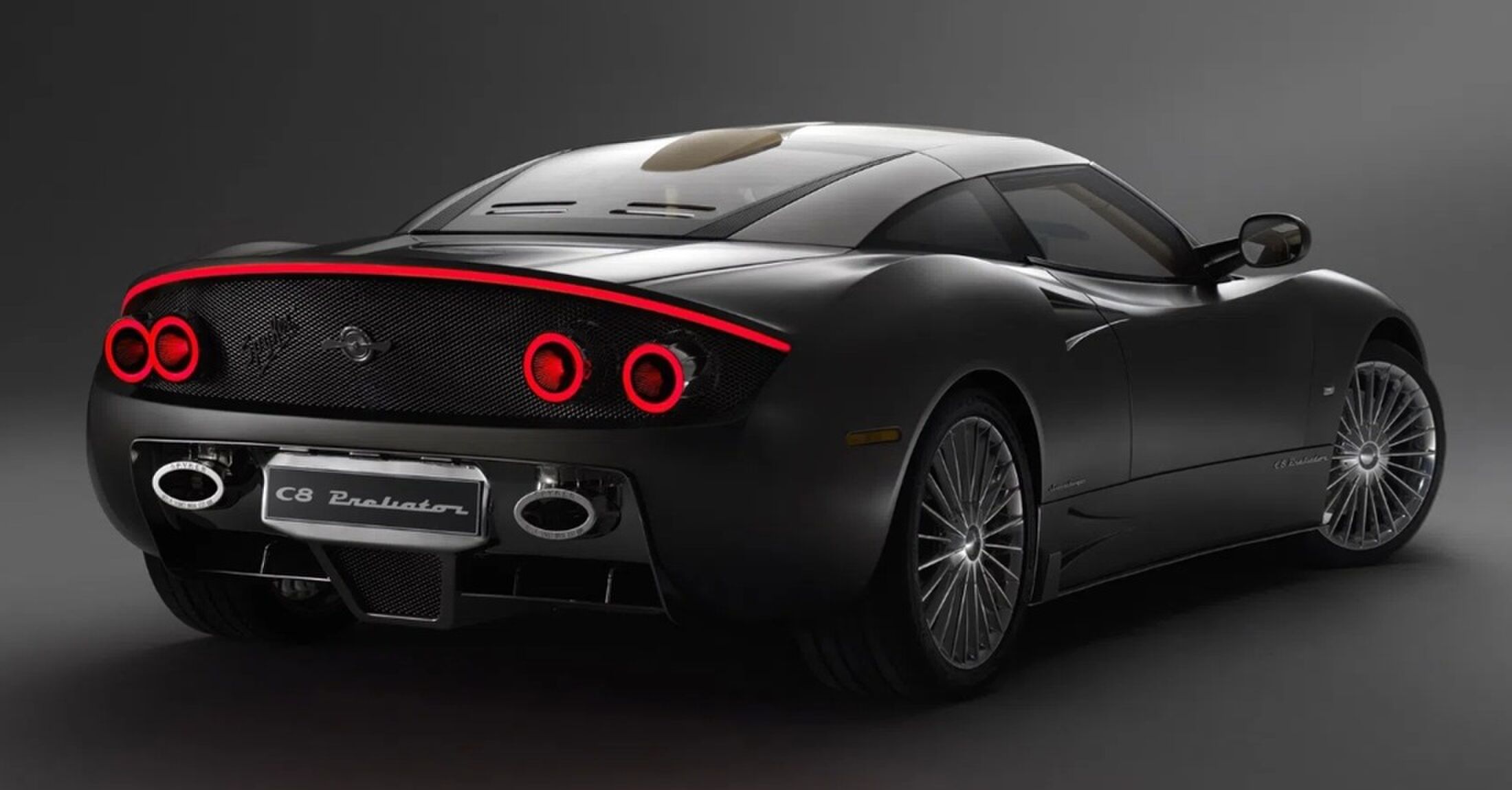 De achterzijde van de Spyker C8 Preliator XXV