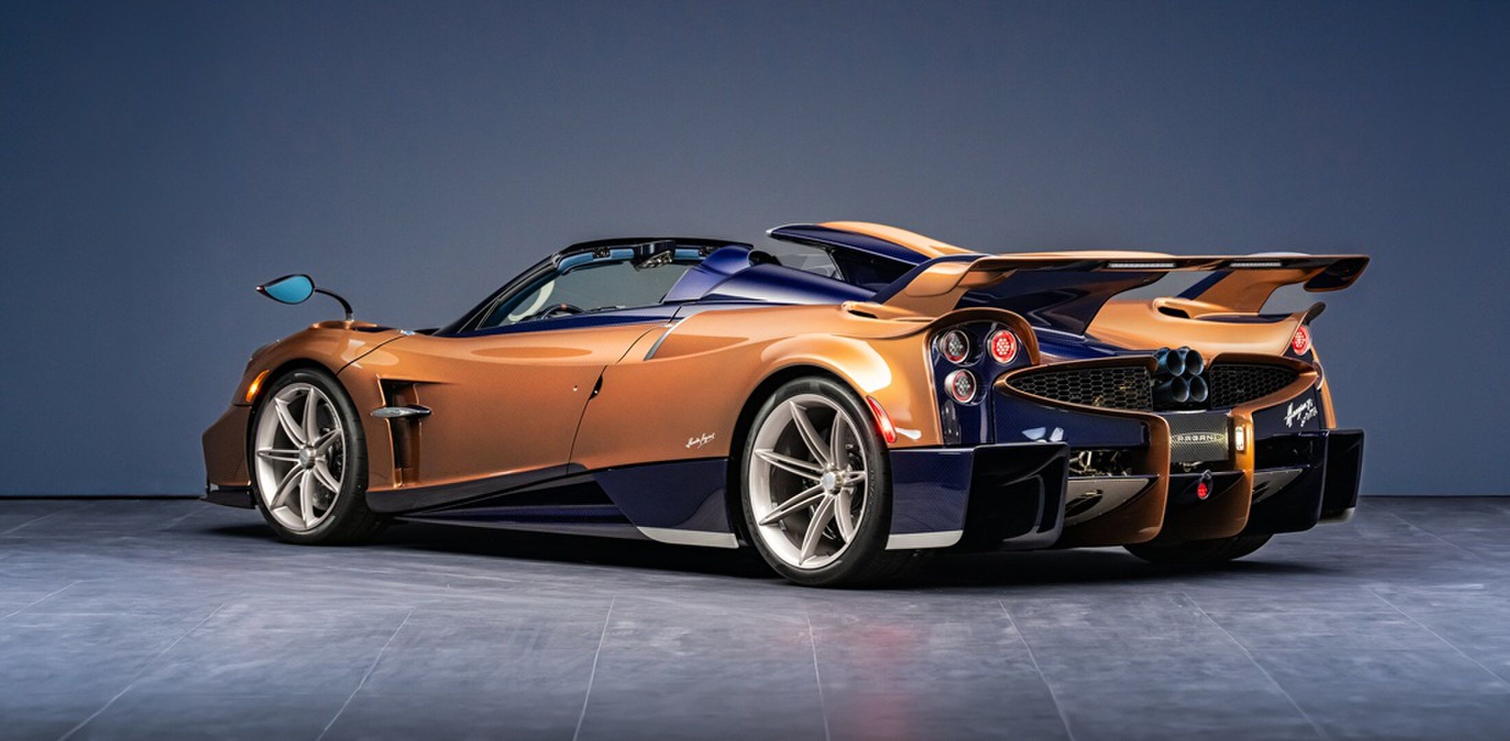 De achterkant van de Pagani Huayra 70 Derecho