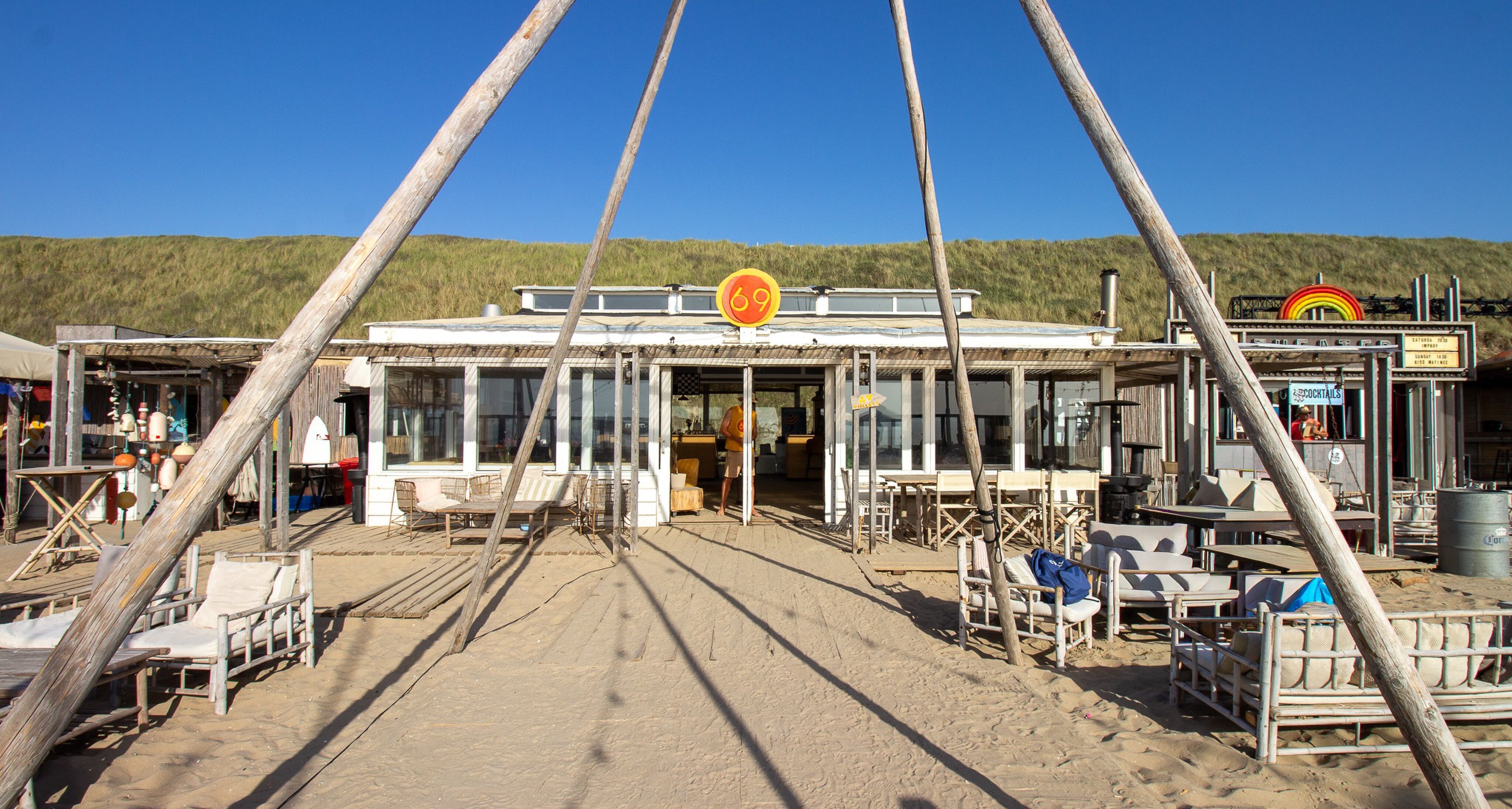 Een te koop staande beachclub