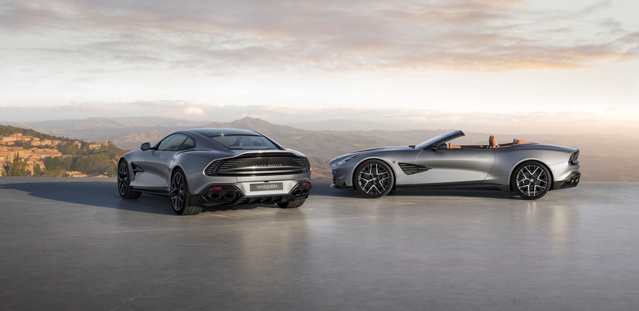 De twee versies van de Aston Martin Vanquish 25