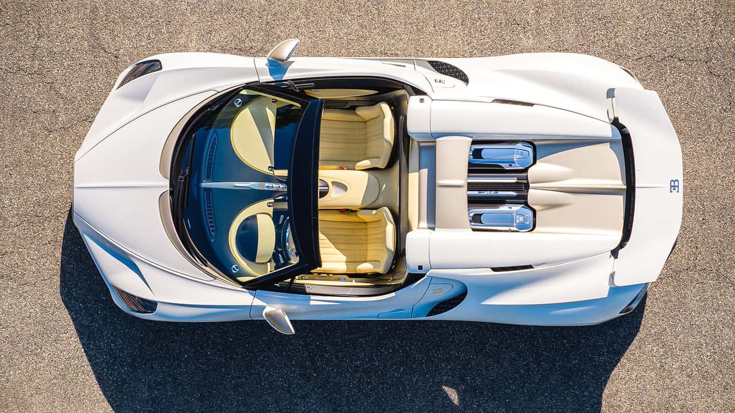 De Bugatti W16 Mistral van bovenaf