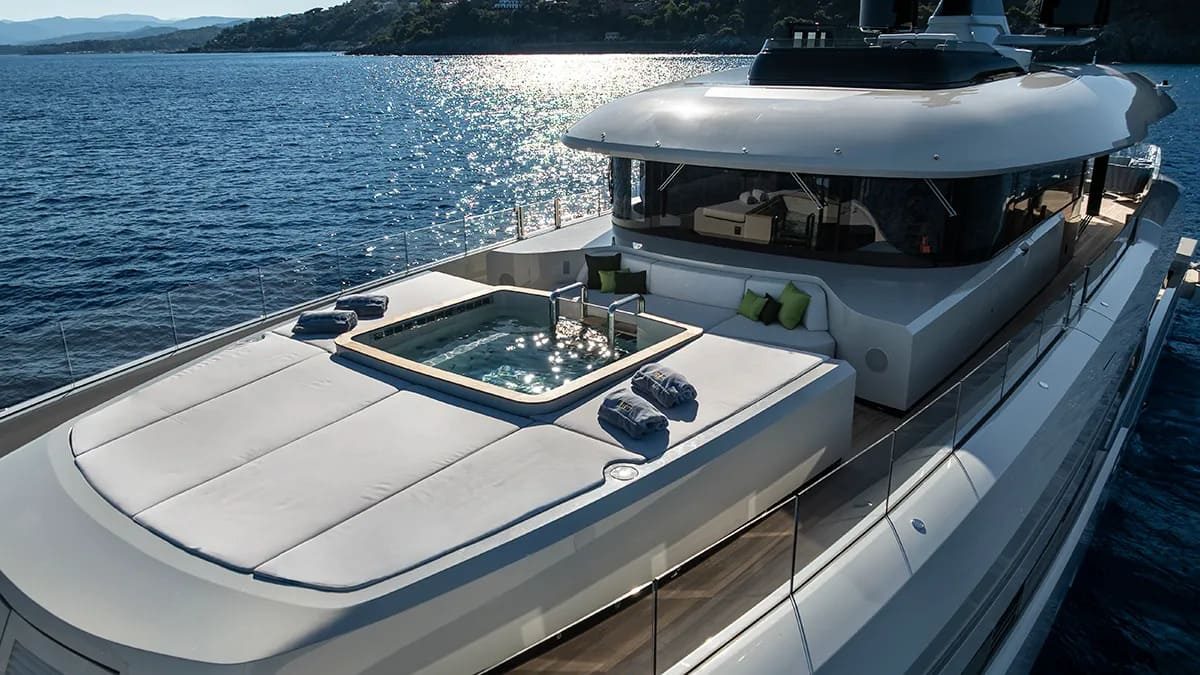 Het zwembad in de Columbus Yachts Principessa Capricciosa