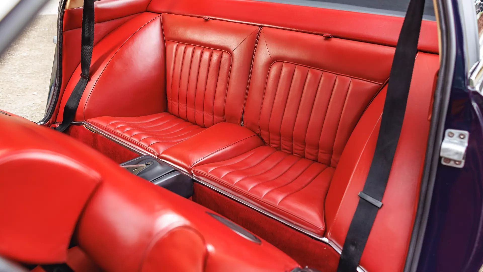 De achterbank van de Ferrari 365 GTC/4 van Sergio Pininfarina