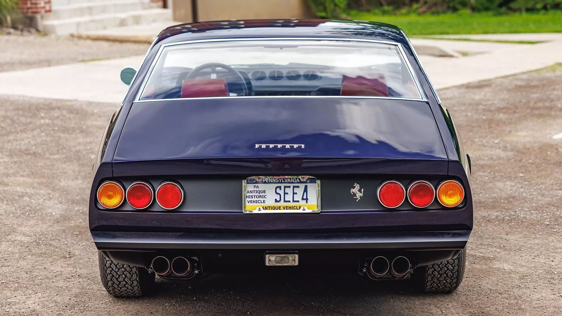 De Ferrari 365 GTC/4 van Sergio Pininfarina van achter