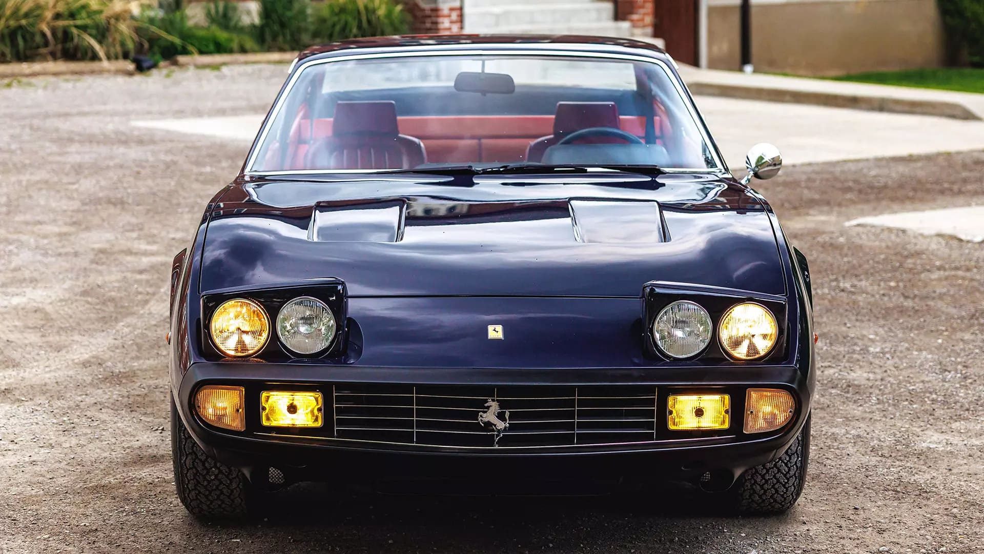 De Ferrari 365 GTC/4 van Sergio Pininfarina van voren