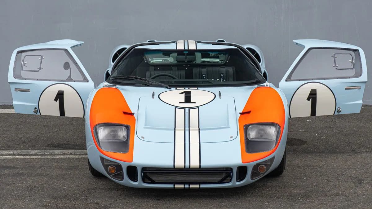 De GT40 replica Superformance nummer 1 van voren