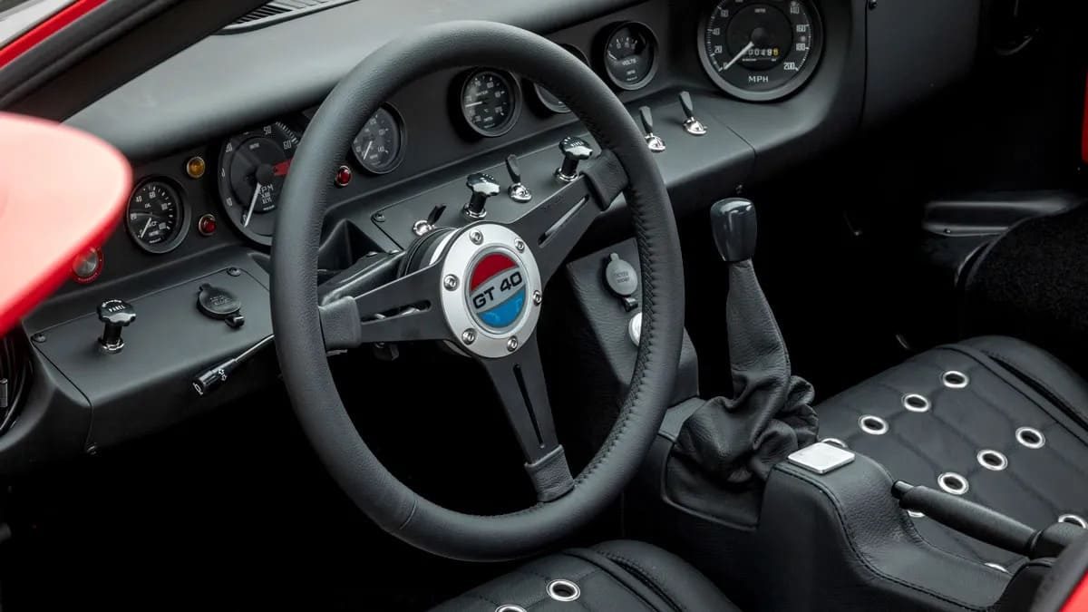 Het interieur van de GT40-replica Superformance