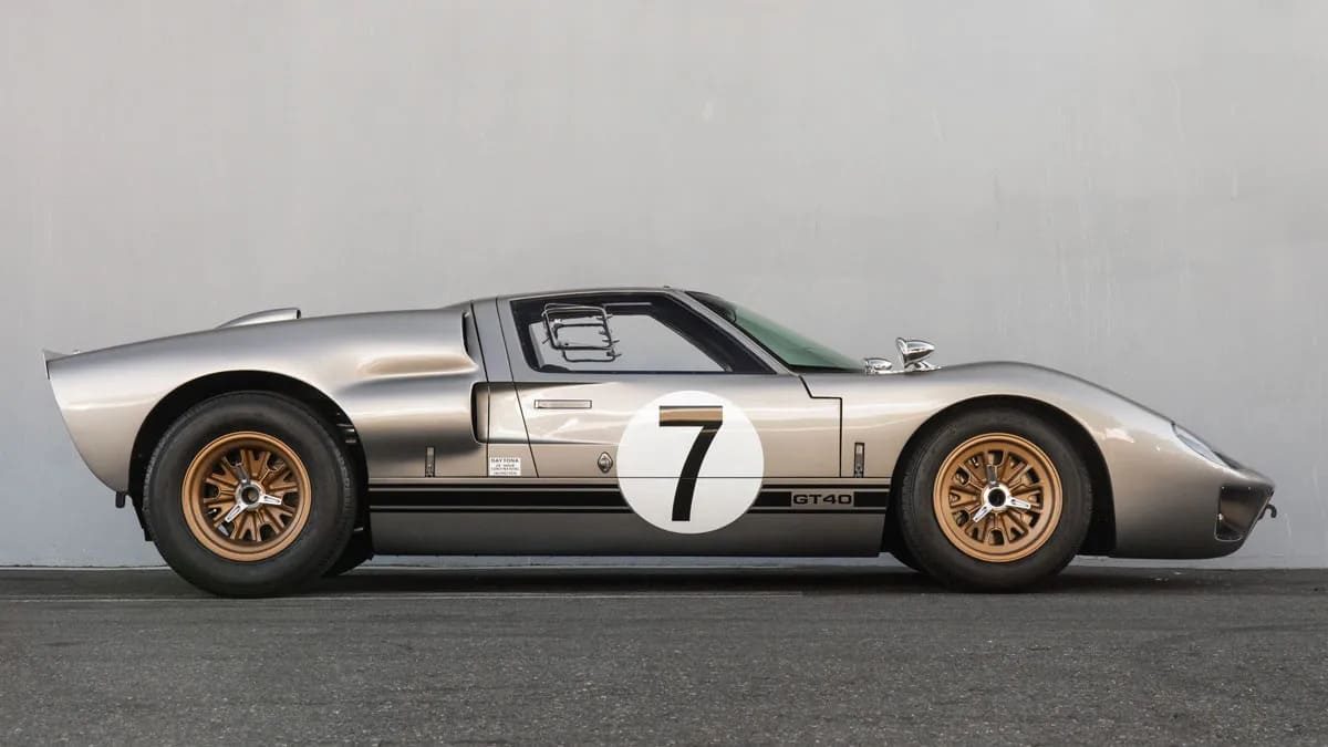 De GT40 replica Superformance nummer 7