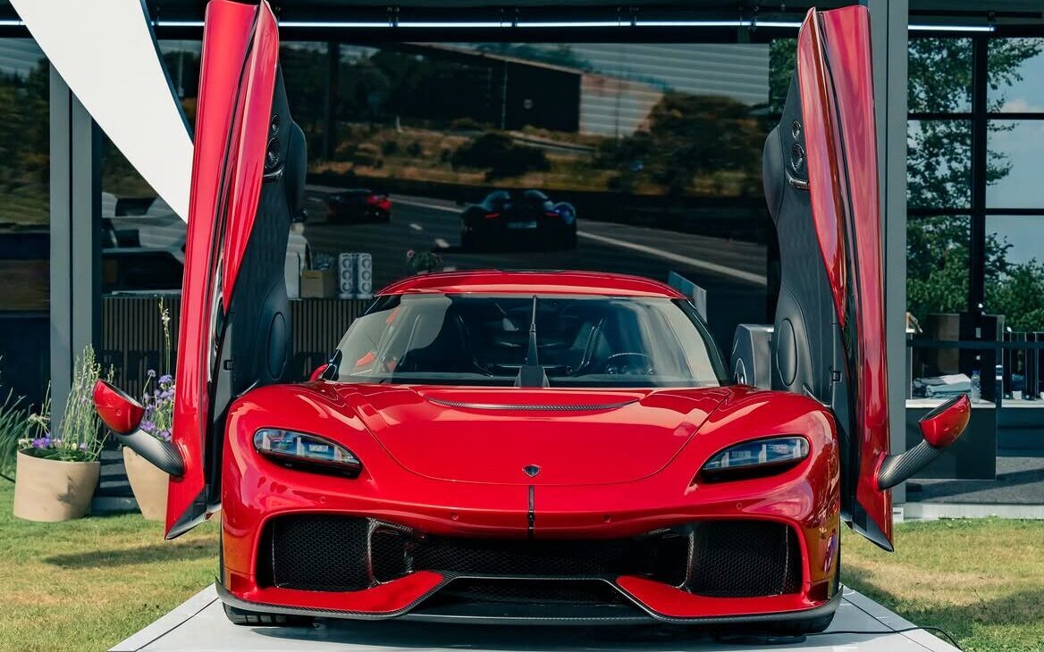 De Koenigsegg Gemera van voren met deuren open