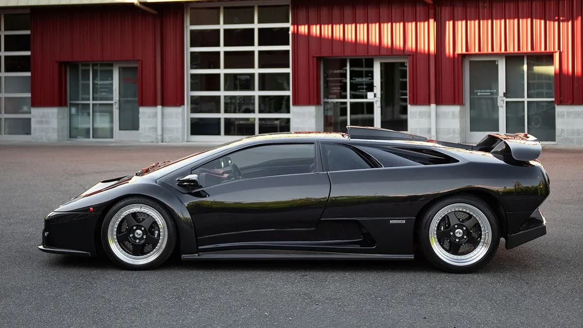 De Lamborghini Diablo GT van opzij
